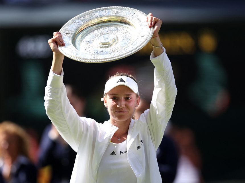 Elena Rybakina with her Wimbeldon Trophy